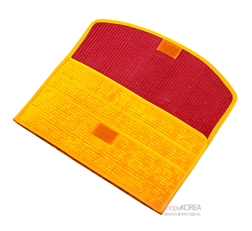 [텍스트: ShopofKOREA 대한민국의 품격까지 전합니다.] 붉은 안감과 황색 누비 원단으로 구성된 장지갑 내부, 누빔 기법과 벨크로 여밈 디테일이 돋보이는 디자인