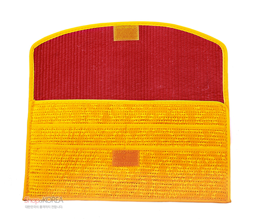 [텍스트: Shop of KOREA 대한민국의 품격까지 전합니다.] 노란색 누비 원단과 붉은색 안감 조합, 벨크로 여밈과 누빔선이 돋보이는 직사각 장지갑 내부 디자인