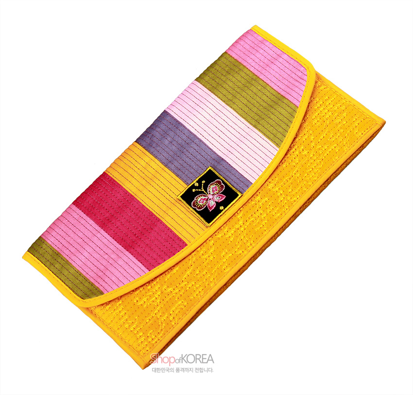 [텍스트: shopofKOREA 대한민국의 품격까지 전합니다.] 누비 기법의 황색 바탕 위에 분홍·초록·보라 색동 비단 스트라이프와 중앙 자수 나비 문양 장식이 돋보이는 장지갑 모습