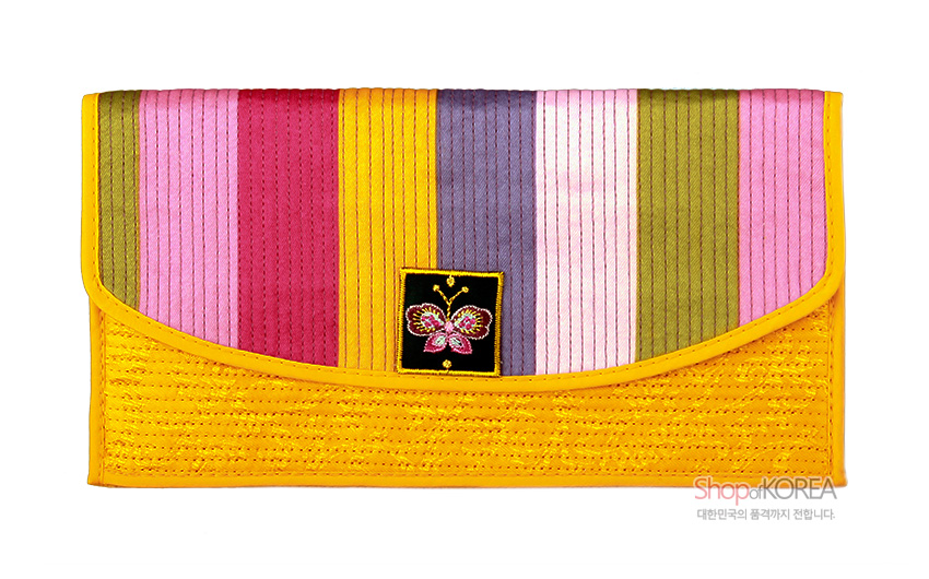 [텍스트: ShopofKOREA 대한민국의 품격까지 전합니다.] 황색 누비 바탕 위 분홍·초록·보라색 실크 색동 스트라이프와 중앙 나비 자수 장식이 조화를 이룬 장지갑 이미지