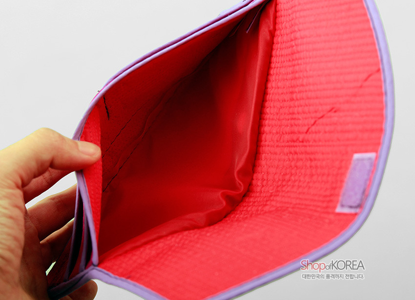 [텍스트: ShopofKOREA 대한민국의 품격까지 전합니다.] 연분홍 비단 가장자리와 붉은 안감, 내부 누빔 처리된 단색 장지갑 내부 구조 모습
