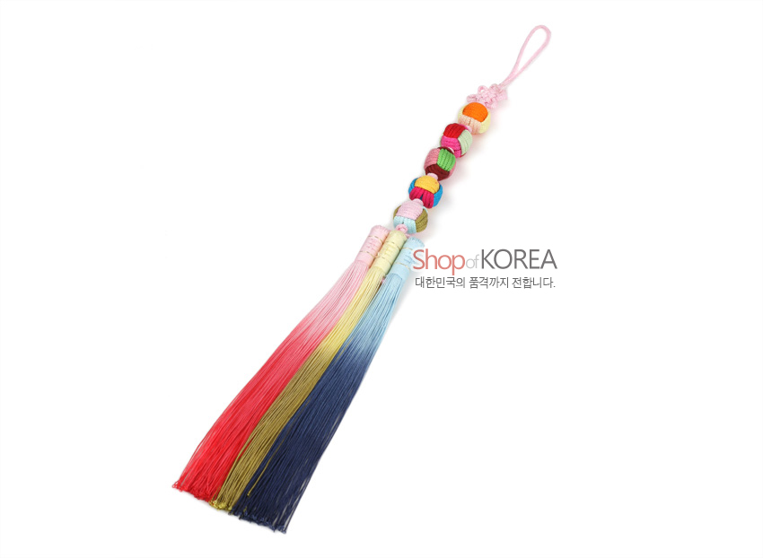 [텍스트: Shop of KOREA, 대한민국의 품격까지 전합니다.] 오방색 비단실로 짠 색동구슬 다섯 단과 분홍·노랑·하늘·남색 술이 조화를 이룬 전통 매듭 노리개 장식