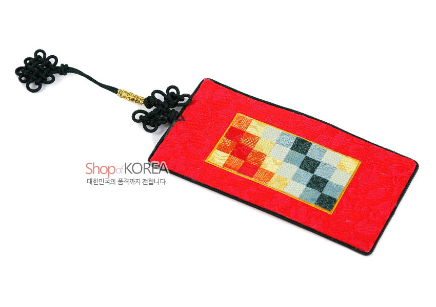 [텍스트: Shop of KOREA, 대한민국의 품격까지 전합니다.] 붉은 비단 바탕에 다채로운 조각보 패턴 직사각 패치워크와 흑색 전통 매듭 장식의 책갈피 디자인