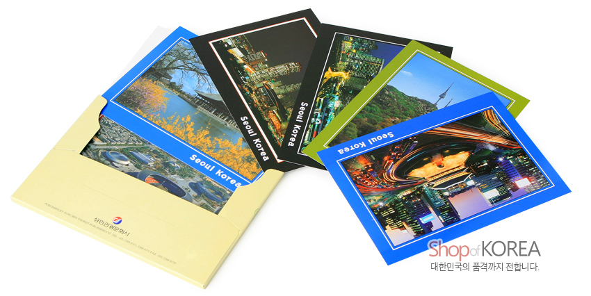 [텍스트: Seoul Korea, Shop of KOREA, 대한민국의 품격까지 전합니다.] 다양한 색상 테두리에 서울 야경과 도시 풍경 사진이 인쇄된 광택 종이 재질 풍경 엽서 세트 모습