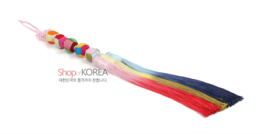[텍스트: Shop of KOREA 대한민국의 품격까지 전합니다.] 오방색 실로 엮은 다섯 개의 색동 구슬 매듭과 분홍·하늘·노랑·남색 실타래 술이 조화를 이룬 한복 장신구 형식의 전통 노리개 작품
