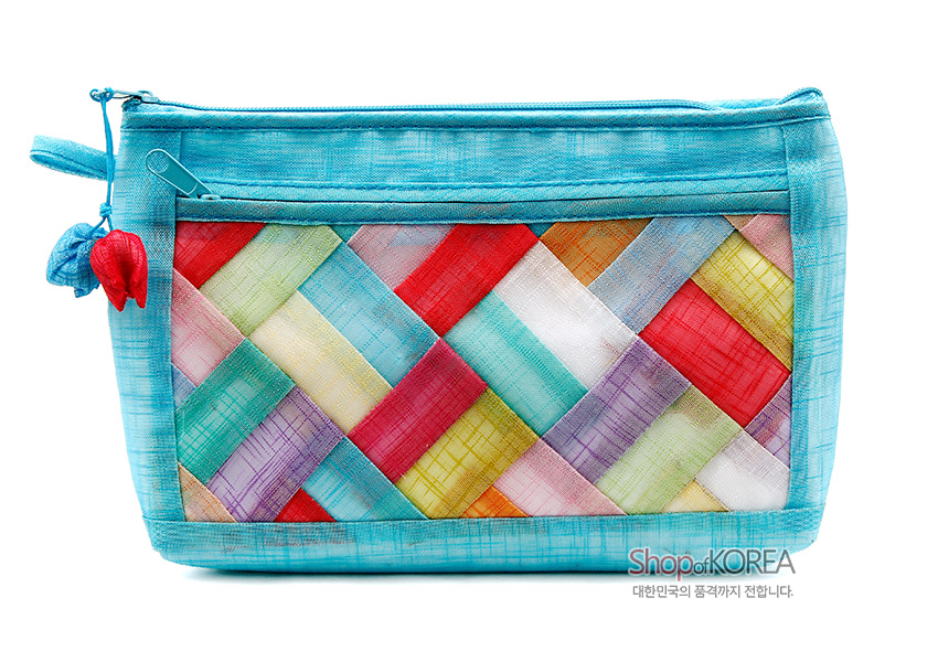 [텍스트: Shop of KOREA 대한민국의 품격까지 전합니다.] 청색 모시 바탕에 여러 색 모시 조각을 엮은 전면 조각보 누비 장식과 측면 꽃 매듭 장식이 돋보이는 파우치 디자인