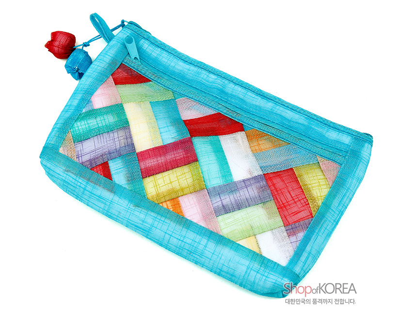 [텍스트: ShopofKOREA 대한민국의 품격까지 전합니다.] 청색 모시로 테두리를 두르고 중앙에 다채로운 색상의 조각보 누비 문양을 넣은 파우치, 지퍼와 빨강·청색 술 매듭 장식 디자인