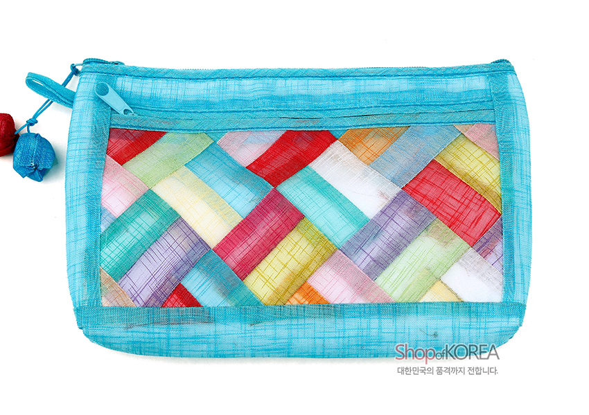 [텍스트: Shop of KOREA, 대한민국의 품격까지 전합니다.] 청색 모시 바탕에 여러 색 모시 조각을 사선으로 이어 붙인 조각보 누비 장식, 지퍼와 매듭 달린 파우치 디자인