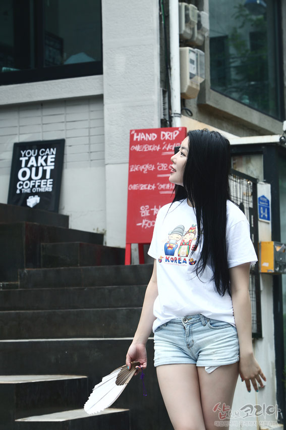 [텍스트: YOU CAN TAKE OUT COFFEE & THE OTHERS / HAND DRIP / KOREA] 흰색 티셔츠에 한복 입은 신랑신부 캐릭터와 태극 문양, 알록달록한 색감이 입체적으로 표현된 3D 발포 프린트 디자인