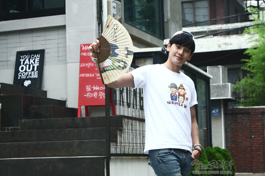 [텍스트: KOREA, YOU CAN TAKE OUT COFFEE & THE OTHERS] 한복 입은 신랑신부 캐릭터와 태극 문양이 화사한 색채로 인쇄된 흰색 3D 입체발포 티셔츠 연출 이미지