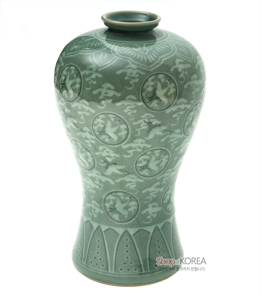 [텍스트: Shop of KOREA 대한민국의 품격까지 전합니다.] 비취색 청자 재질, 상감 기법으로 운학·연화문을 둘러 새긴 곡선형 매병 디자인