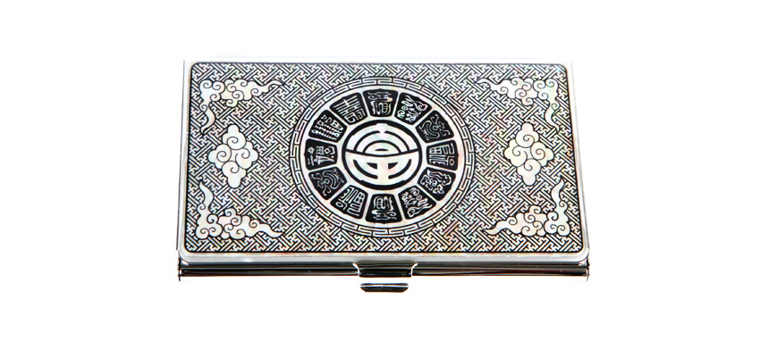 금속 재질 위 자개 상감 기법으로 운문부와 전통 문자 문양을 새긴 명함케이스, 흑백 대비의 정교한 기하무늬와 구름무늬 장식 디테일 강조 구성