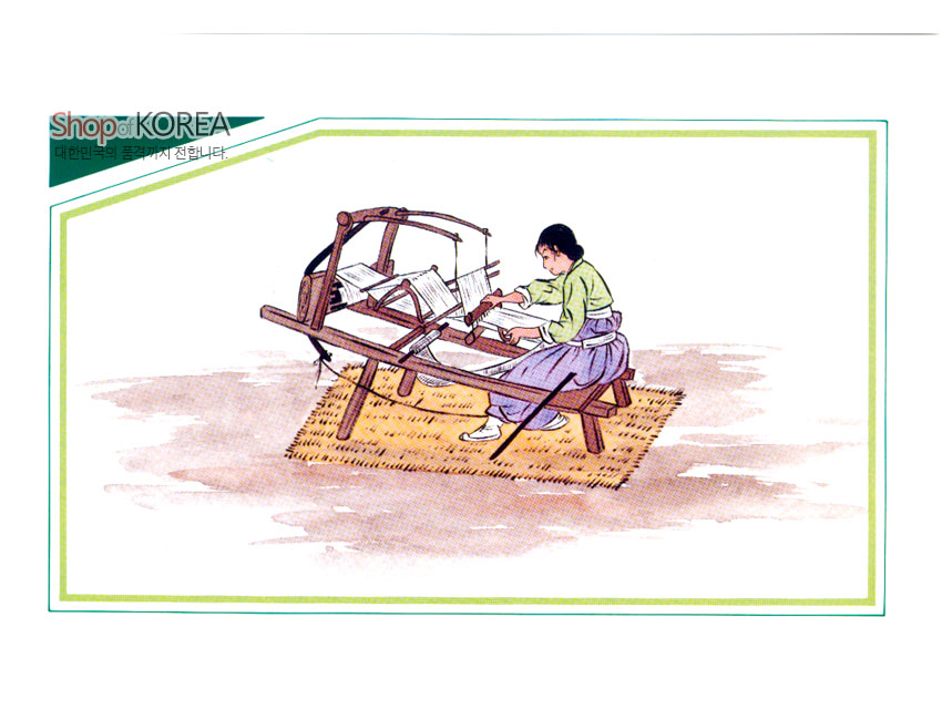 [텍스트: Shop of KOREA 대한민국의 품격까지 전합니다] 전통 베틀에 앉은 여인의 방직 장면을 담은 수채화풍 일러스트, 연녹색과 보라색 한복, 나무 베틀과 짚자리 표현 그림엽서 작품