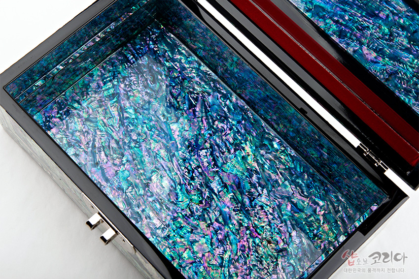 [텍스트: 샵오브코리아 대한민국의 품격까지 전합니다] 내부 전면에 화려한 청록·보라빛 굴림 자개를 촘촘히 상감한 나전칠기 보석함 디테일 이미지