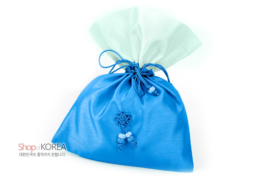 [텍스트: Shop of KOREA 대한민국의 품격까지 전합니다.] 청색 비단과 옅은 민트색 배색의 대형 매듭주머니, 중앙 전통 매듭과 구슬 장식이 더해진 끈 조임 형식의 공예품