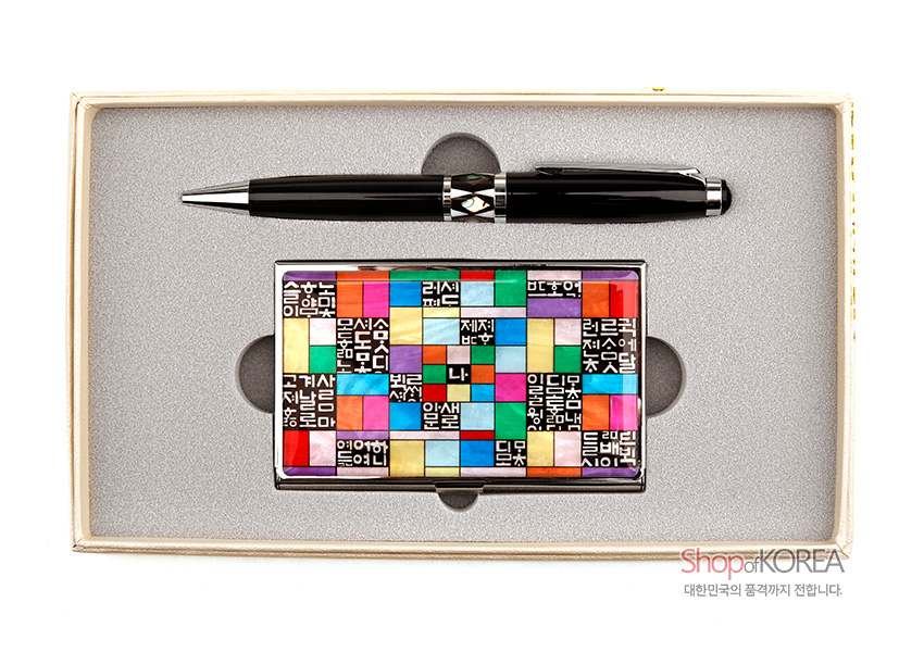 [텍스트: Shop of KOREA / 대한민국의 품격까지 전합니다.] 자개 상감 기법 금속 명함케이스와 흑색 금속 볼펜 세트, 훈민정음 문자와 다채로운 조각보 색상 장식 이미지
