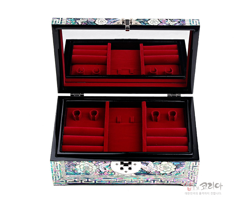 [텍스트: 샵 코리아 대한민국의 품격까지 전합니다.] 자개 상감으로 수놓은 꽃과 나비 문양 외관, 검은 옻칠 바탕에 오묘한 채색 광택, 내부 붉은 벨벳 칸막이 구조와 거울 장식 보석함