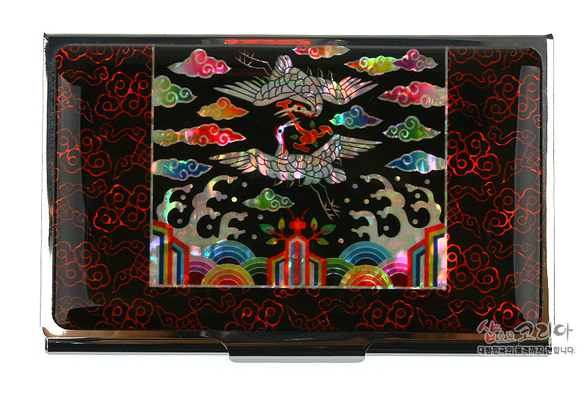 [텍스트: 샵오브코리아 대한민국의 품격까지 전해집니다] 흑색 금속 케이스 위 자개 상감 기법, 흉배식 쌍학·오봉·파도와 오색 운문을 화려하게 배치한 명함집 디자인