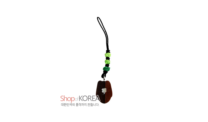 [텍스트: Shop of KOREA 대한민국의 품격까지 전합니다.] 흑단 판에 자개 꽃 문양을 상감한 장식과 연두·초록 조화 매듭, 검정 끈으로 구성된 전통 열쇠고리 모습