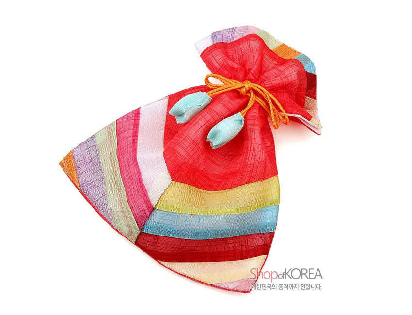 [텍스트: ShopofKOREA 대한민국의 품격까지 전합니다.] 붉은 모시 바탕에 노랑색 끈과 옥색 술 장식, 여러 색의 색동 패치워크로 장식된 전통 복주머니 형태의 주머니 디자인