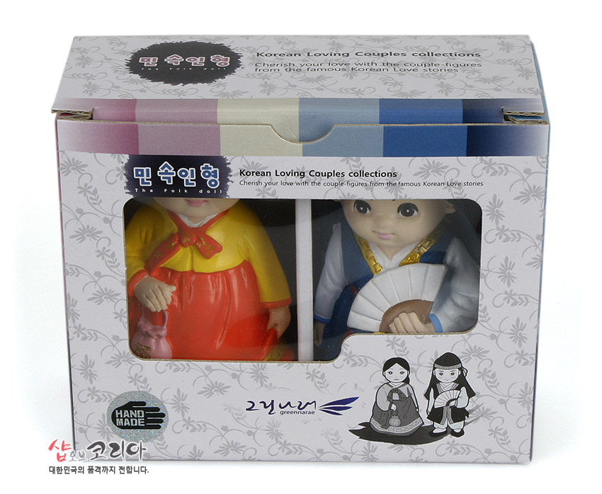 [텍스트: 민속인형, Korean Loving Couples collections, HAND MADE, greenmarae, 샵오브코리아 대한민국의 품격까지 전합니다.] 플라스틱 재질 춘향·몽룡 한복 인형 세트, 노랑 저고리와 빨강 치마, 파랑 도포와 부채 장식, 회색 꽃문양 포장 박스 디자인