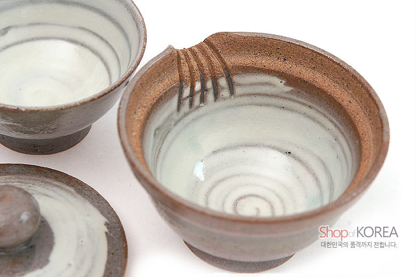 [텍스트: Shop of KOREA 대한민국의 품격까지 전합니다.] 갈색 조토와 회백색 유약의 조화, 내면 나선형 번짐 문양과 물결형 주구, 은은한 크랙 유광 처리의 1인용 도자 다기 구성