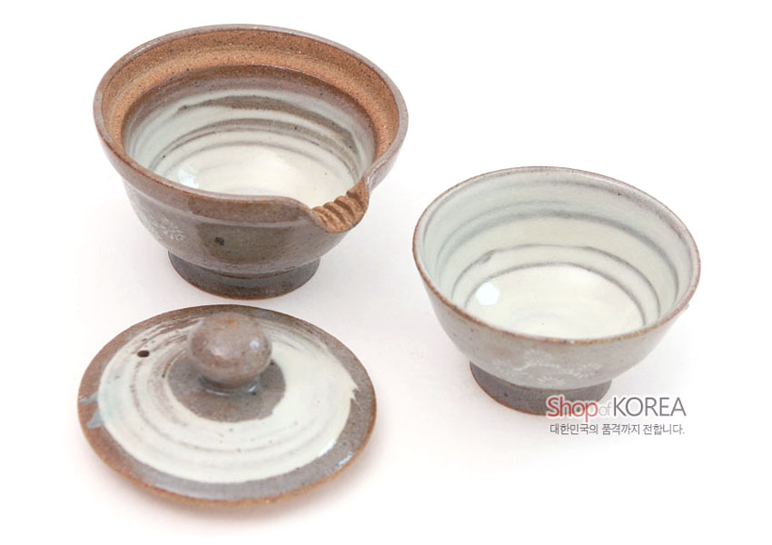 [텍스트: Shop of KOREA 대한민국의 품격까지 전합니다.] 갈색과 회백색 조화 도자 재질, 자연스러운 유약 번짐과 물결무늬가 특징인 1인용 여행 다기 세트 이미지 설명