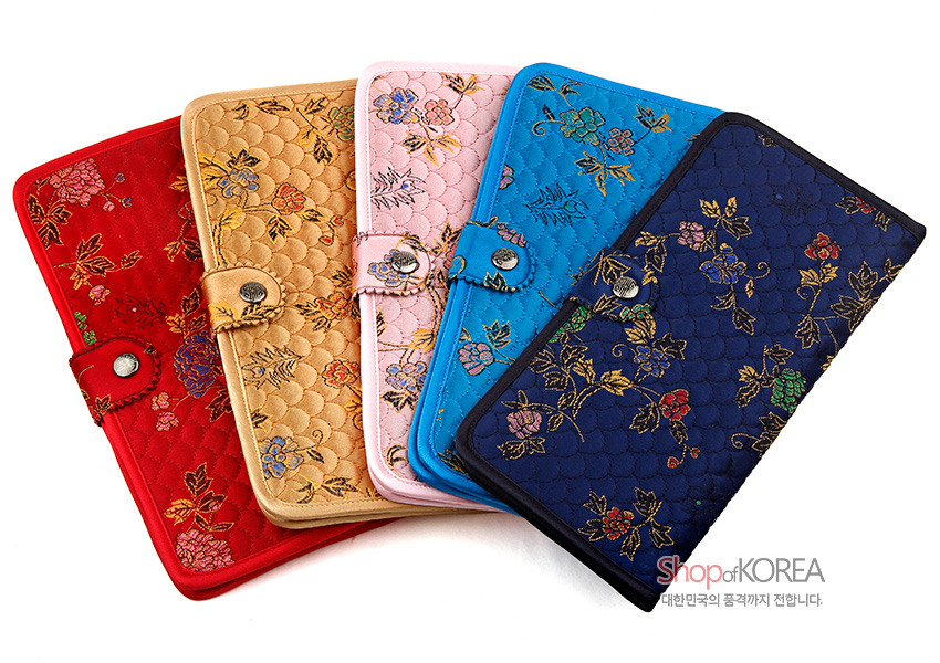 [텍스트: ShopofKOREA 대한민국의 품격까지 전합니다.] 비단 누비 기법의 장지갑, 연분홍 포함 다양한 색상에 꽃과 모란, 조개비늘 전통문양 자수 장식 디자인