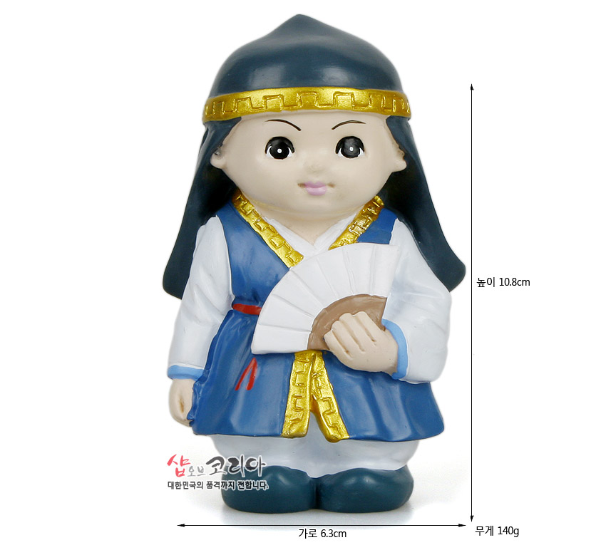 [텍스트: 높이 10.8cm / 샵오브코리아 대한민국의 품격까지 전합니다. / 가로 6.3cm / 무게 140g] 파란 도포와 금색 테두리 장식, 흰 부채를 쥔 석고 재질 전통 남성 한복 인형 모습