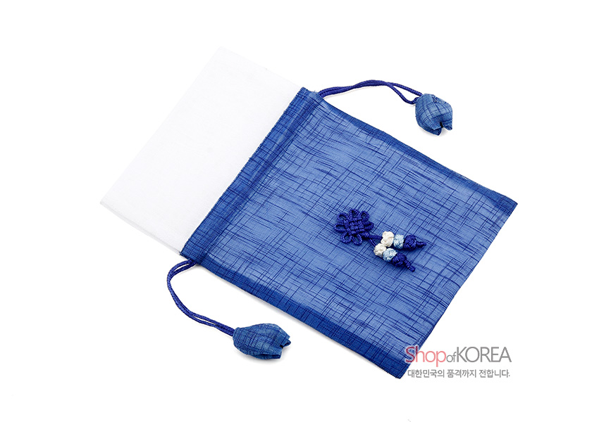 [텍스트: Shop of KOREA 대한민국의 품격까지 전합니다.] 청색과 흰색 모시 원단, 세로결 격자무늬, 중앙 전통 매듭과 꽃 장식, 복주머니 매듭 잠금 장식 특징의 주머니형 디자인