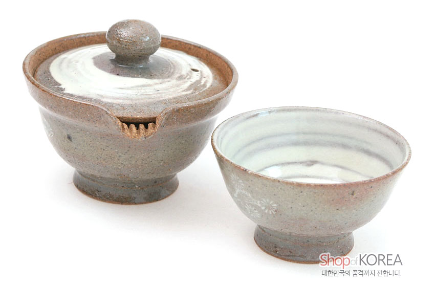 [텍스트: Shop of KOREA 대한민국의 품격까지 전합니다.] 갈색과 회백색 유약이 번지듯 어우러진 도자 재질, 잔잔한 국화 문양이 장식된 1인용 여행 다기 세트 모습