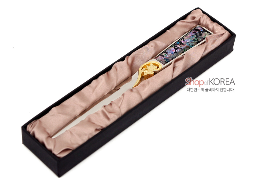 [텍스트: Shop of KOREA 대한민국의 품격까지 전합니다.] 자개 상감으로 오색 용 문양을 넣은 손잡이와 금색 장식, 금속 칼날이 실크 느낌 내장재 상자에 놓인 모습