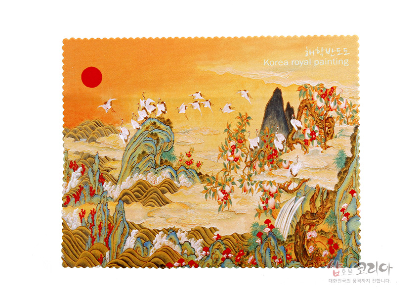 [텍스트: 해학반도도 Korea royal painting] 금빛과 붉은색 조화의 해학반도도 산수와 학, 파도, 기암괴석, 꽃나무 문양이 인쇄된 극세사 안경닦이 이미지