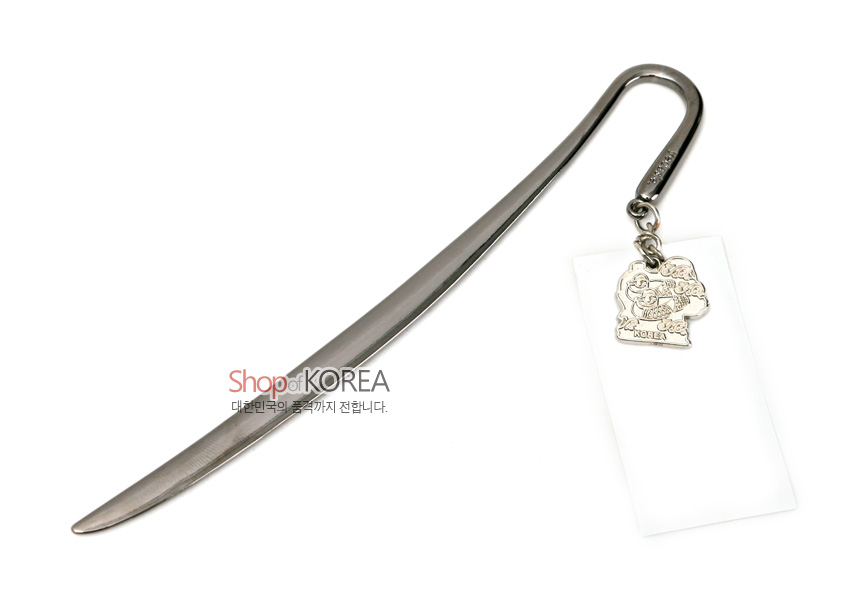 [텍스트: Shop of KOREA / KOREA] 은빛 금속 재질의 곡선형 비녀형 책갈피에 전통 혼례복 신랑신부 문양의 작은 메탈 장식이 달린 디자인