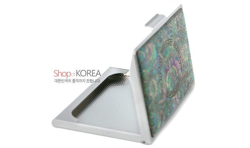 [텍스트: Shop of KOREA 대한민국의 품격까지 전합니다.] 금속 케이스 위 옥색 자개 상감으로 나비와 당초, 연꽃 문양이 정교하게 장식된 명함집 모습
