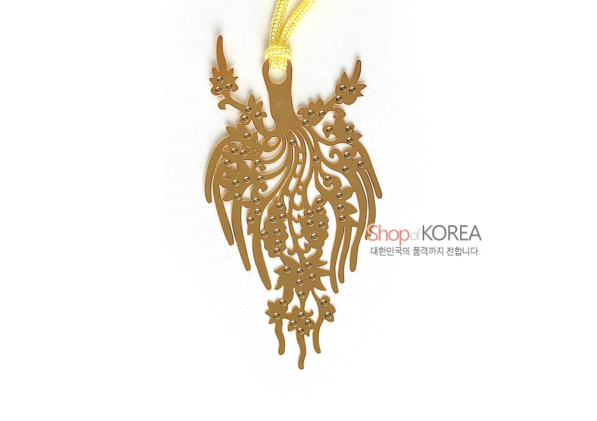 [텍스트: Shop of KOREA 대한민국의 품격까지 전합니다.] 금속 재질 24K 금장 마감, 레이저 절삭 기법으로 표현한 화려한 왕관과 꽃·덩굴 문양, 노란 전통 매듭 끈 장식의 책갈피 디자인