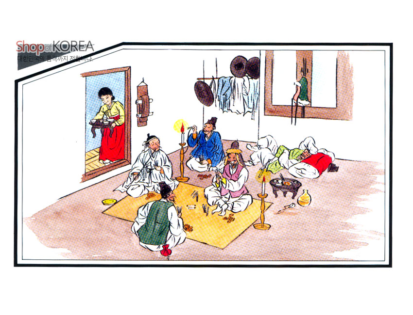 [텍스트: Shop of KOREA, 한국의 멋을 세계에 전합니다] 한옥 실내에서 한복을 입은 인물들의 민속놀이와 일상 풍속을 컬러 일러스트로 표현한 그림엽서 이미지