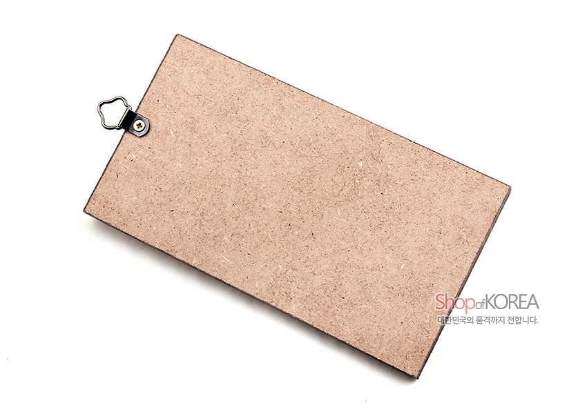 [텍스트: Shop of KOREA 대한민국의 품격까지 전합니다.] MDF 재질 직사각 나무 판 뒷면, 금속 나사와 검은 고리 장식의 벽걸이 액자 구조 표현