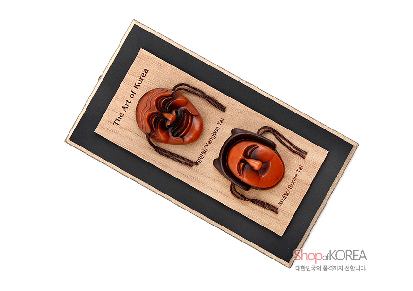 [텍스트: The Art of Korea, 양반탈 Yangban Tal, 부네탈 Bunna Tal, Shop of KOREA, 대한민국의 품격까지 전합니다.] 나무 바탕 위 붉은 갈색 계열 양반탈·부네탈 입체 조형이 배치된 직사각 흑색 테두리 세로형 액자 구성