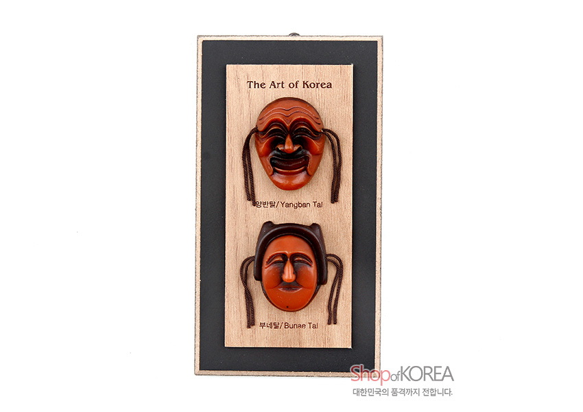 [텍스트: The Art of Korea / 양반탈 Yangban Tal / 부네탈 Bunae Tal] 나무 바탕 위 갈색 계열 양반탈·부네탈 입체 부조가 세로로 배열된 디자인 액자 구성