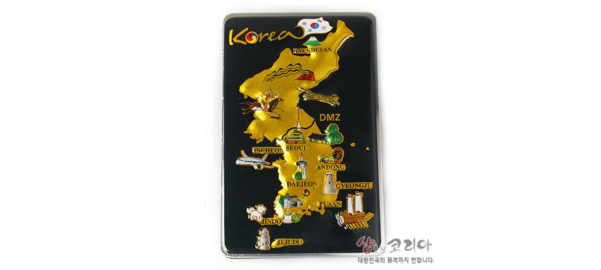 [텍스트: Korea, BAEKDU-SAN, DMZ, INCHEON, SEOUL, ANDONG, DAEJEON, GYEONGJU, PUSAN, JINDO, JEJUDO, 샵오브코리아 대한민국의 품격까지 전합니다.] 검은 바탕 위 금색 한반도 지도와 주요 도시·관광지 입체 아이콘이 장식된 금속 메모홀더 디자인