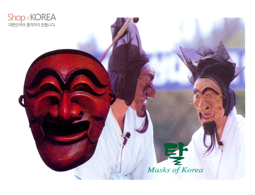 [텍스트: Shop of KOREA 대한민국의 품질까지 전합니다. 탈 Masks of Korea] 붉은 나무 질감 전통탈 클로즈업과 흰 의상을 입은 탈춤 인물 사진이 어우러진 풍경엽서 구성