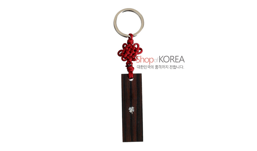 [텍스트: Shop of KOREA, 대한민국의 품격까지 전합니다.] 흑단 직사각 패에 자개 삼연꽃 문양 상감, 붉은 전통 매듭과 은색 금속 링이 조화된 열쇠고리 디자인