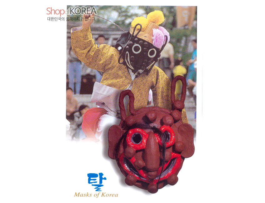 [텍스트: Shop of KOREA 대한민국의 품격까지 전합니다. 탈 Masks of Korea] 노란색 의상과 검은 탈을 쓴 탈춤 공연 장면 위에 붉은색과 갈색의 과장된 표정 전통 가면이 배치된 사진엽서 디자인