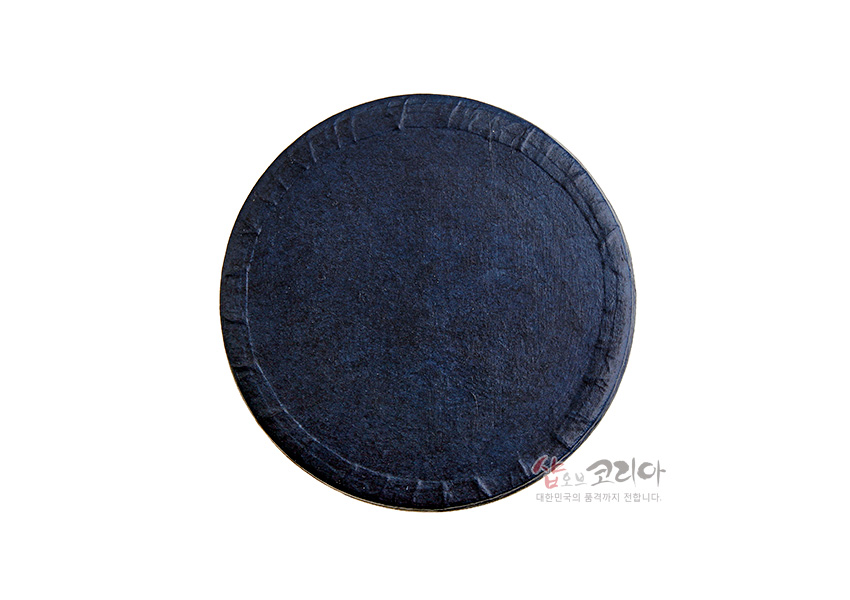 [텍스트: 샵오브코리아 대한민국의 품격까지 전합니다.] 짙은 남색 펠트 재질의 원형 바닥면, 가장자리에 원형 테두리 마감이 돋보이는 펜꽂이 하단부 모습