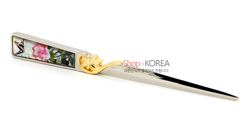 [텍스트: Shop of KOREA, 대한민국의 품격까지 전합니다.] 금속 재질 편지칼 손잡이에 분홍 꽃과 나비 문양 컬러 인쇄, 금빛 입체 잎 장식이 어우러진 디자인
