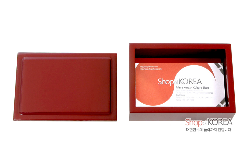 [텍스트: Shop of KOREA Prime Korean Culture Shop 대한민국의 품격까지 전합니다.] 붉은 옻칠로 마감한 직사각형 나무 명함함과 분리형 뚜껑, 내부에 명함 수납 구조를 갖춘 단순한 디자인의 명함함 이미지