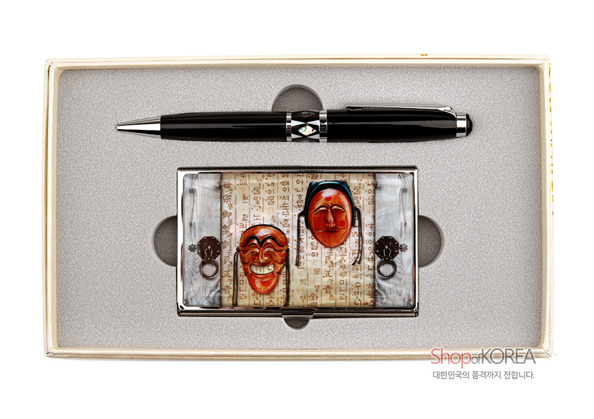 [텍스트: Shop of KOREA / 대한민국의 품격까지 전합니다.] 자개 장식 금속 명함케이스와 흑색 금속 볼펜 세트, 훈민정음 배경 위 하회탈 문양이 돋보이는 디자인