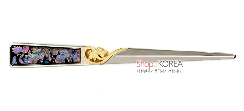 [텍스트: Shop of KOREA 대한민국의 품격까지 전합니다.] 흑색 손잡이에 자개 상감 오색 용 문양을 새기고, 금색 용 장식과 은색 금속 날을 조합한 편지칼 디자인