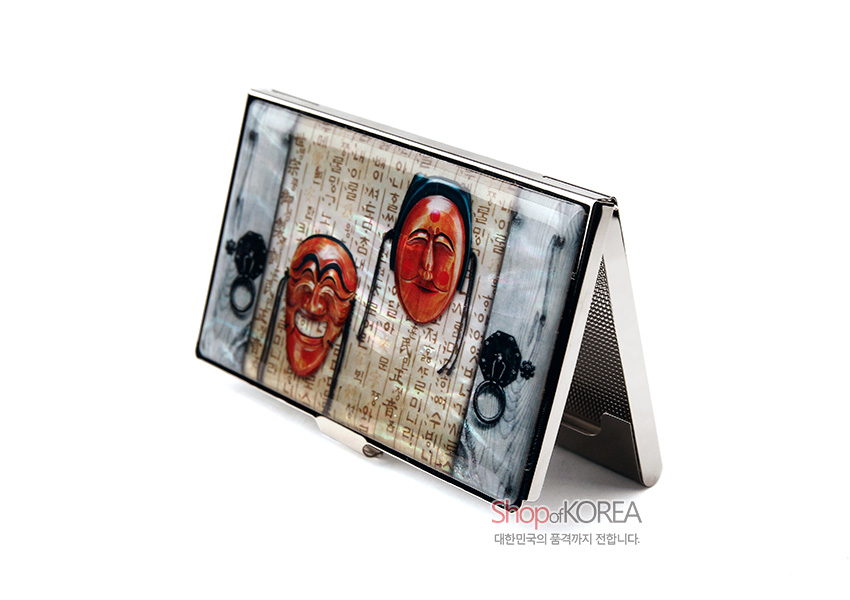 [텍스트: Shop of KOREA 대한민국의 품격까지 전합니다.] 금속 재질 명함케이스 위 자개 배경에 훈민정음 서체와 붉은색 하회탈 문양이 배치된 디자인